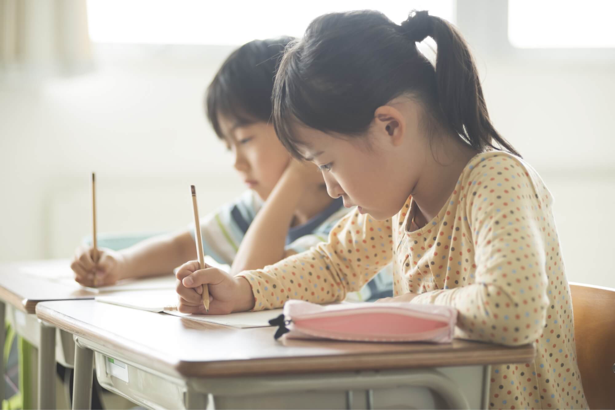 勉強する小学生